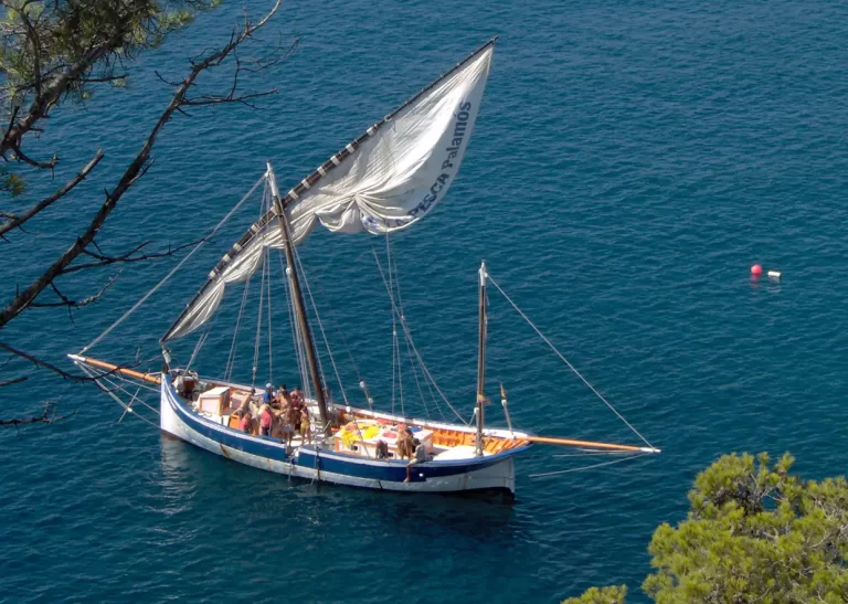 Barco de vela navegando cerca de platja d'aro
