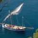 Barco de vela navegando cerca de platja d'aro